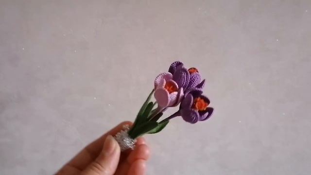 Вязаный крокус. Красивая брошь крючком. Первоцветы крючком.
