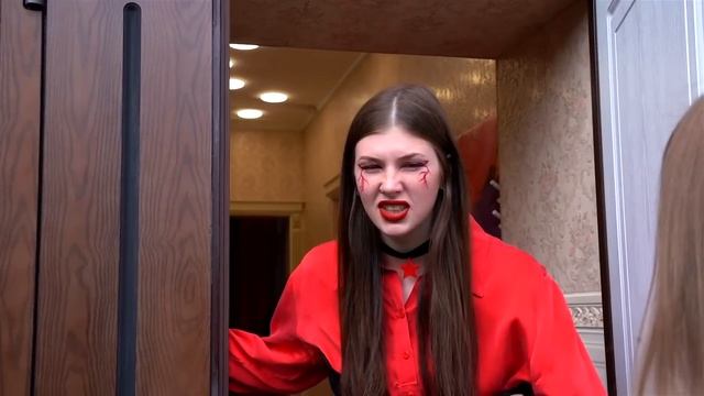 Бедная VS Богатая VS Гига Богатая Вампирша! Обычная Девушка В Вампирской Школе смотреть онлайн