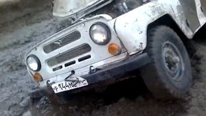 УАЗ застрял в грязи.