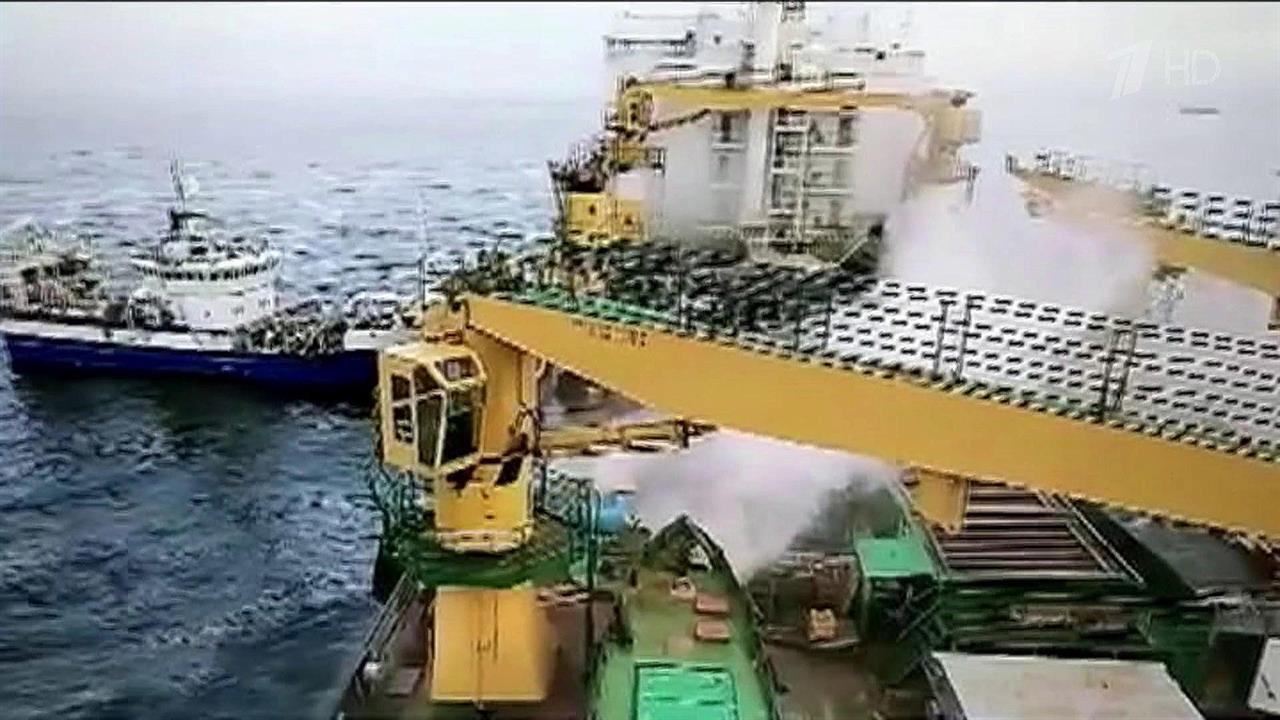 В районе Курильских островов к тушению пожара на п...иков" присоединяется спасательное судно "Атлас"