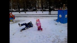 Дети играют в снежки