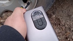 Портативный компрессор Baseus CRCQB02, качаю колеса после зимы