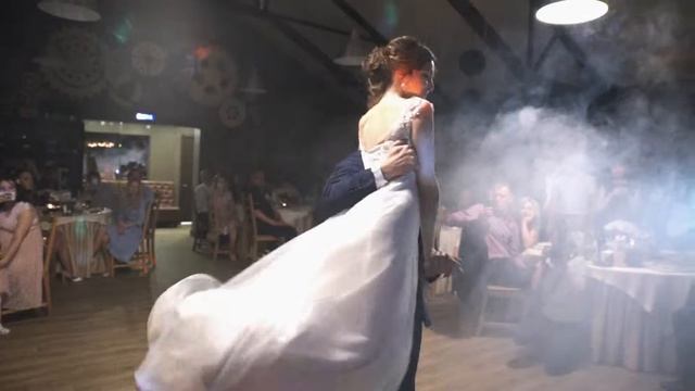 Эффектный свадебный вальс с поддержками. смотреть онлайн