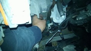 Снятие и установка генератора Peugeot 4007 2.2 дизель (36)