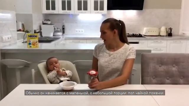 Как приучить ребёнка есть ложкой