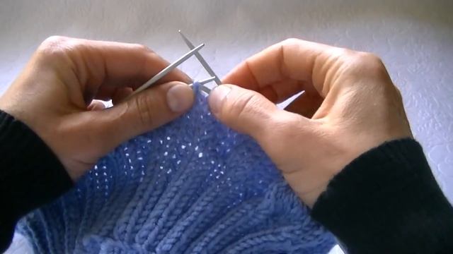 Вязание шапки с объемными косами на спицах.Knitted hat with braids volume on the spokes. смотреть онлайн