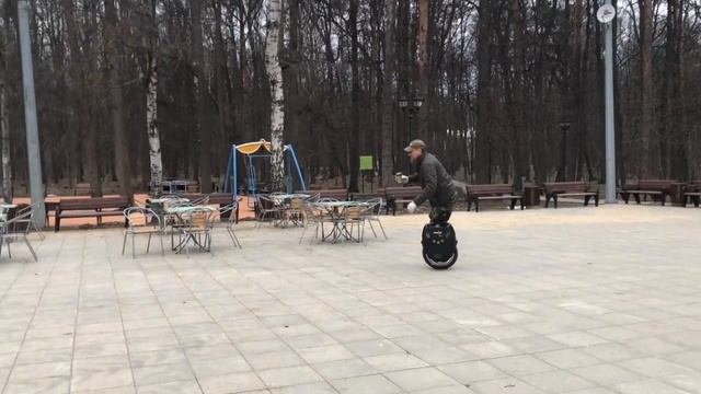 Езда на моноколесе с внешней стороны на одной ноге по кругу #Timofeiikoleso смотреть онлайн