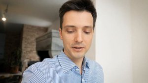 Камин из бетона и кухня с подсветкой