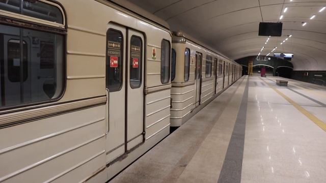 Метропоезд проезжает станцию Горки по пути в депо в Казанском метро.