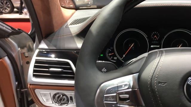 Infiniti Q70 vs BMW 7 Series смотреть онлайн