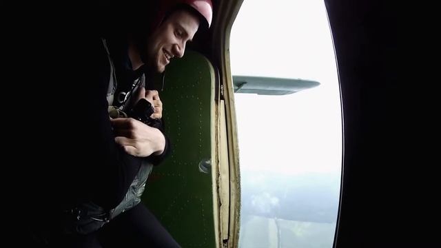 Первый прыжок с парашютом. Закрутило стропы при раскрытии парашюта.