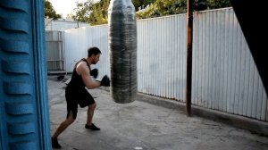 тренировка удары по тяжелой груше руками и ногами вес груши составляет более 250 кг вид-1 training