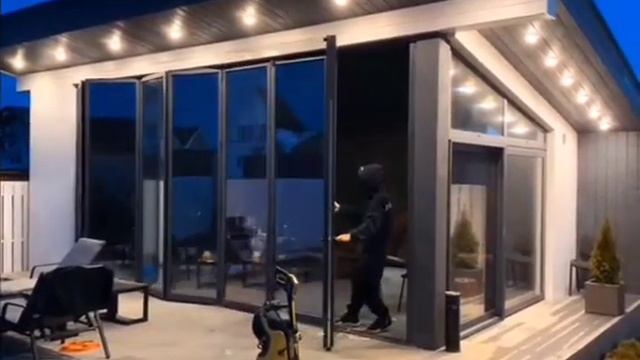 Складная дверь гармошка ALUMIL SF85. Остекление зоны барбекю. г. Москва смотреть онлайн