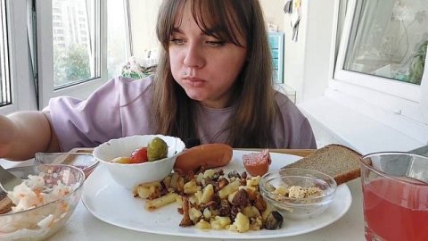 Мукбанг картошка с грибами, соленья, сардельки #мукбанг #фудблогер #картошка