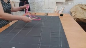 РАСКРОЙ ЖЕНСКИХ БРЮК НА ТКАНИ БЕЗ ВЫКРОЙКИ. Задняя деталь. Часть 2. КУРСЫ КРОЙКИ И ШИТЬЯ с НАДЕЖДОЙ