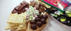 АСМР ШОКОЛАД? Распаковываю и раскладываю шоколадки?звуки для вашего удовлетворения???