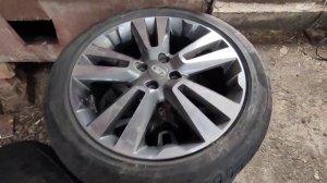 Меняю резину, континенталь гавно шина вся в трещинах.  Не стоит своих денег.