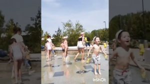 В Казани дети купаются в фонтанах.