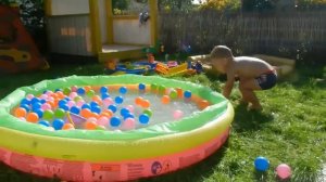 БАССЕЙН. Купаемся в бассейне с шариками