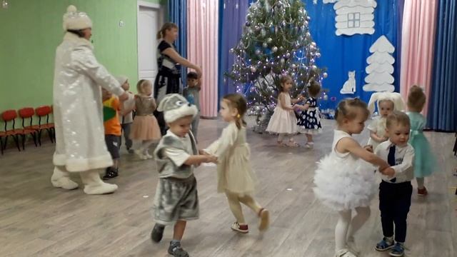 Первая разновозрастная группа раннего возраста Цыплята Танец с другом смотреть онлайн