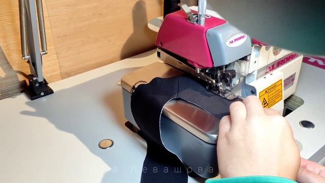 Обработка горловины в трикотажном платье с помощью обтачки.