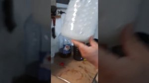 Пеноизол готовим раствор для получения пенопласта.