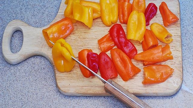 Пицца с моцареллой и грибами