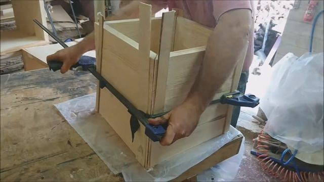 Сборка и склейка одной секции перегородки из дерева на буковые ламели смотреть онлайн