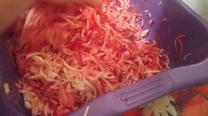 Изумительно вкусная квашеная капуста со свеклой.