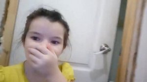 Алёна и Настя играют в прятки