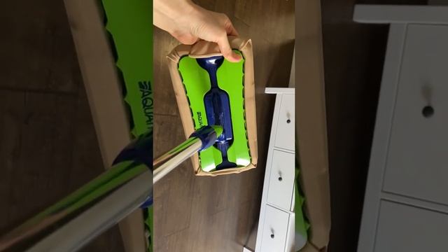 Как помыть окна на балконе и кафель в ванной универсальной шваброй + салфеткой для стекла смотреть онлайн