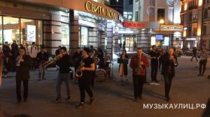создали движ в центре Казани уличные музыканты играют на саксофонах - музыкаулиц.рф