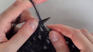 Вяжем стильный шарф на весну / мастер-класс спицами / простой узор сетка спицами