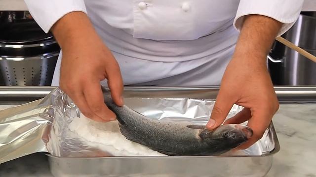 Сибас в панцире из соли смотреть онлайн