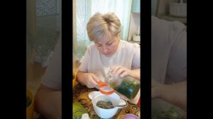 Маска для лица на основе глины сока петрушки.