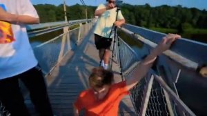 Подбрось и слови телефон Челлендж на мосту