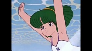 Девочка под водой в море