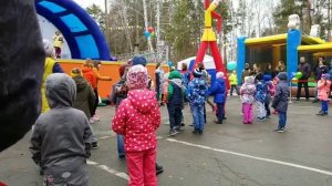 Детский праздник в парке. Танцы, песни, веселье.