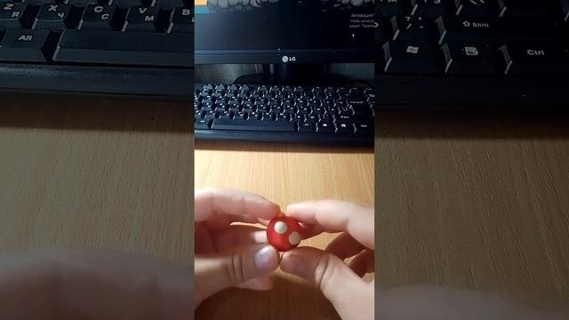 лепим красного шарика из пластилина!