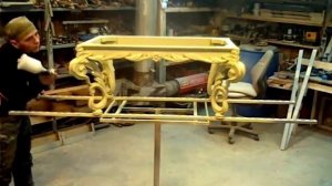 Журнальный столик резной из массива дуба покраска