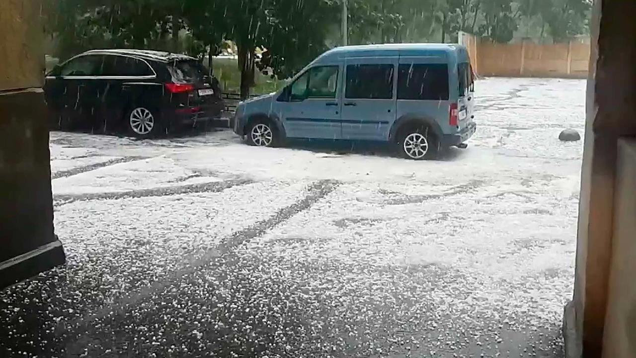 На Санкт-Петербург обрушился град размером с вишню