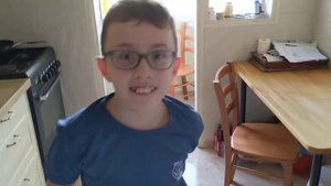 Девятилетний мальчик поднимается по канату без ног