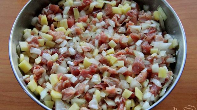 Манты - розочки с рубленным мясом, луком и картофелем