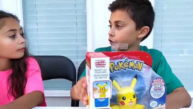 Пикачу убегает с игрушкой Хайди и Зидан играют в покемонов смотреть онлайн