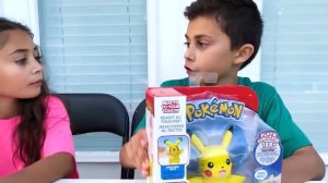 Пикачу убегает с игрушкой Хайди и Зидан играют в покемонов