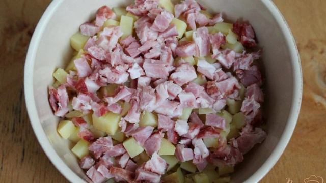 Салат с маринованным луком и копченым мясом