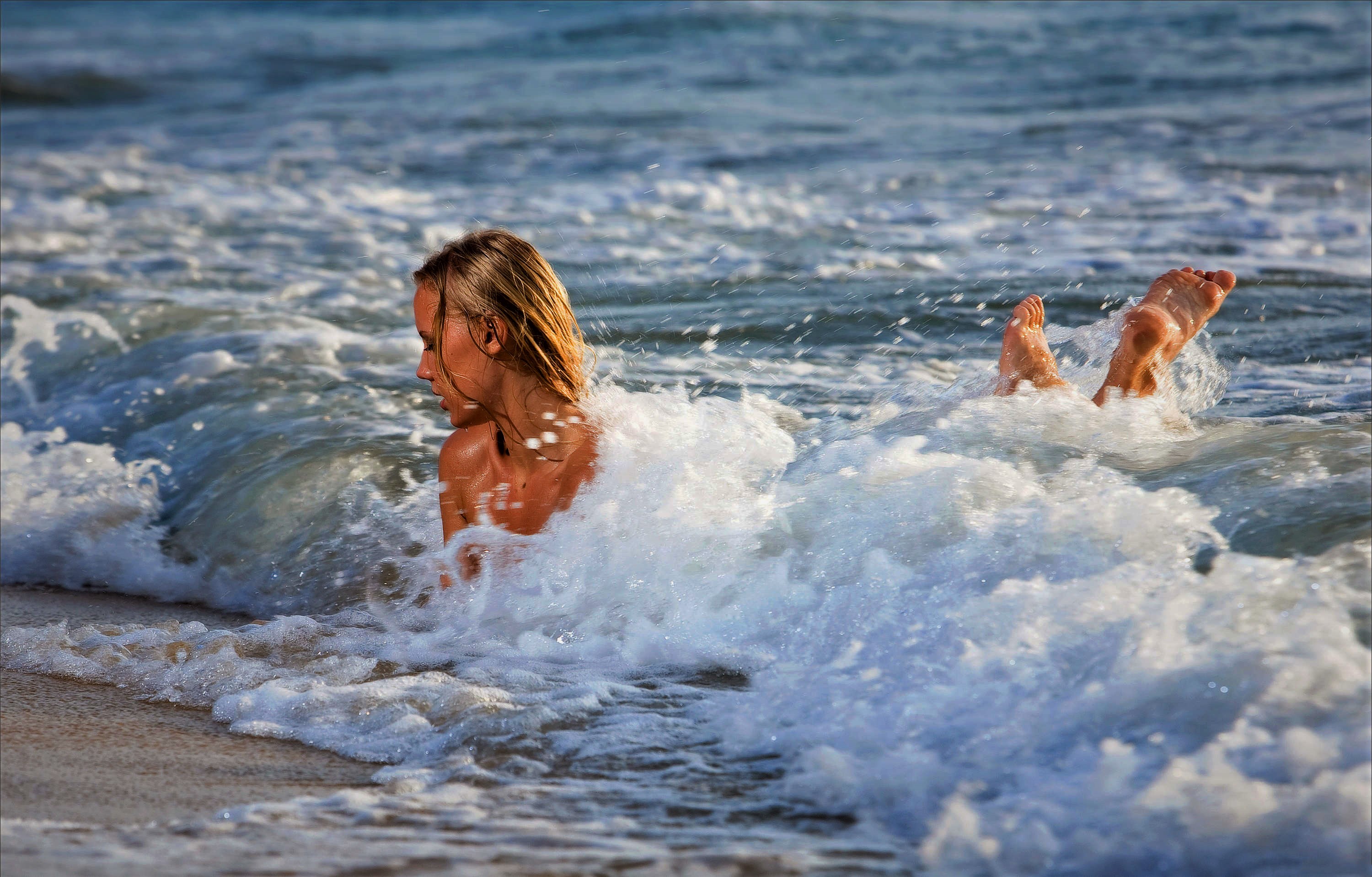 Blondes have more. Девушка-море. Фотосессия на море. Девушка купается в море. Девушка в волнах моря.