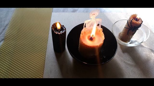 DIY идеи для Хэллоуина. Свечи со скелетами своими руками. Свечи из вощины с сюрпризом смотреть онлайн