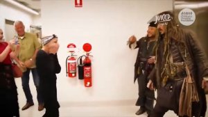 Джонни Депп в образе Джека Воробья пришел поддержать детей, борющихся с раком