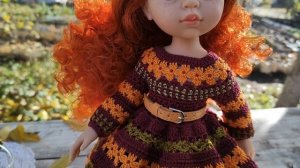 Презентация видео мастер-класса по вязанию крючком комплекта одежды для кукол Паола Рейна